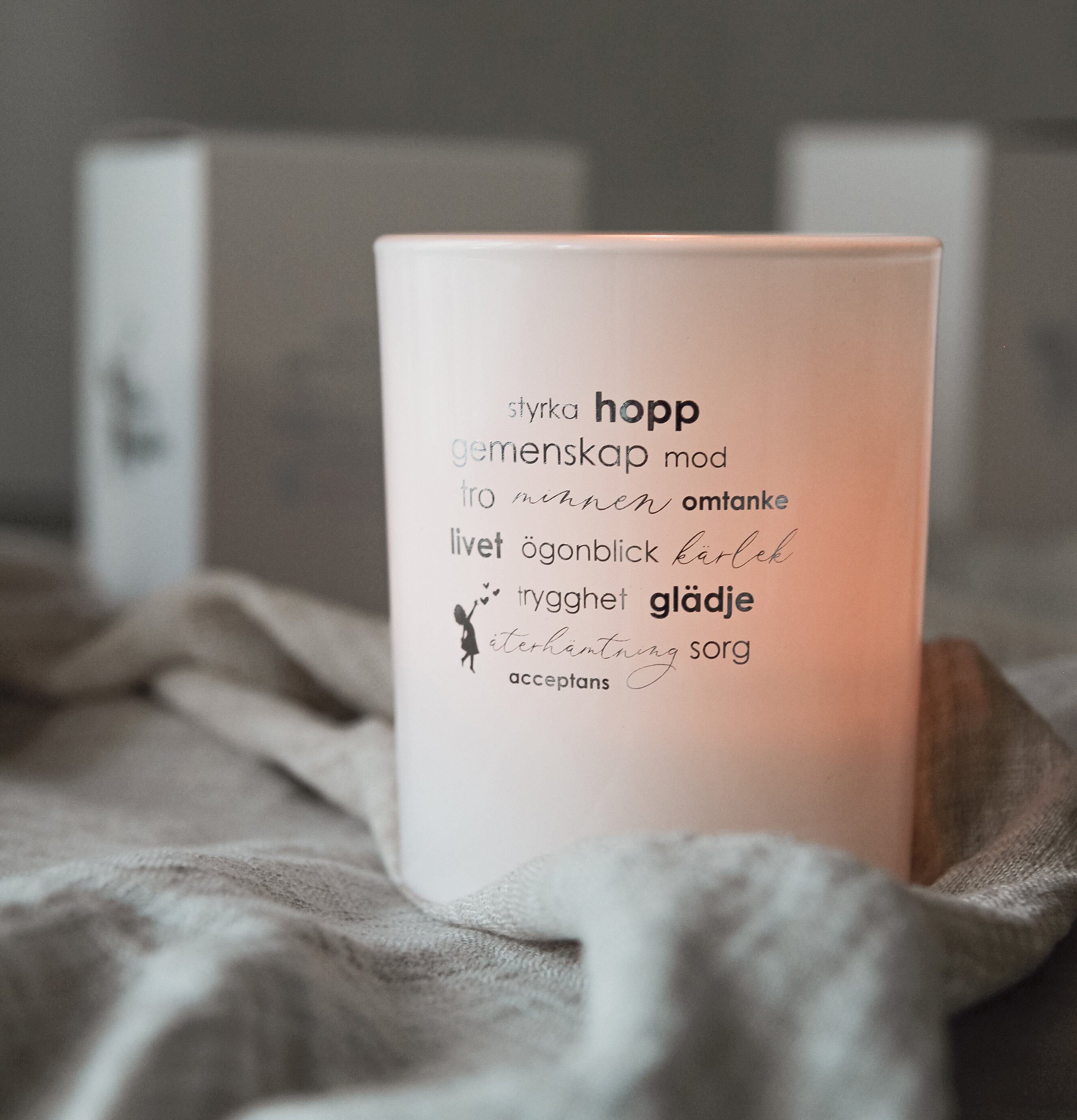 Bild av stilren ljuslykta med inspirerande budskap