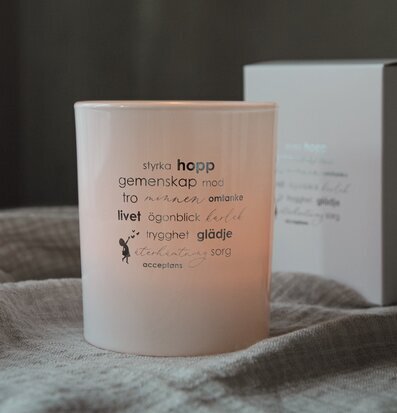 Bild av ljuslykta med ord som inspirerar och berör