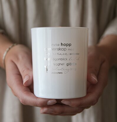 Foto av ljuslykta med inspirerande ord och design