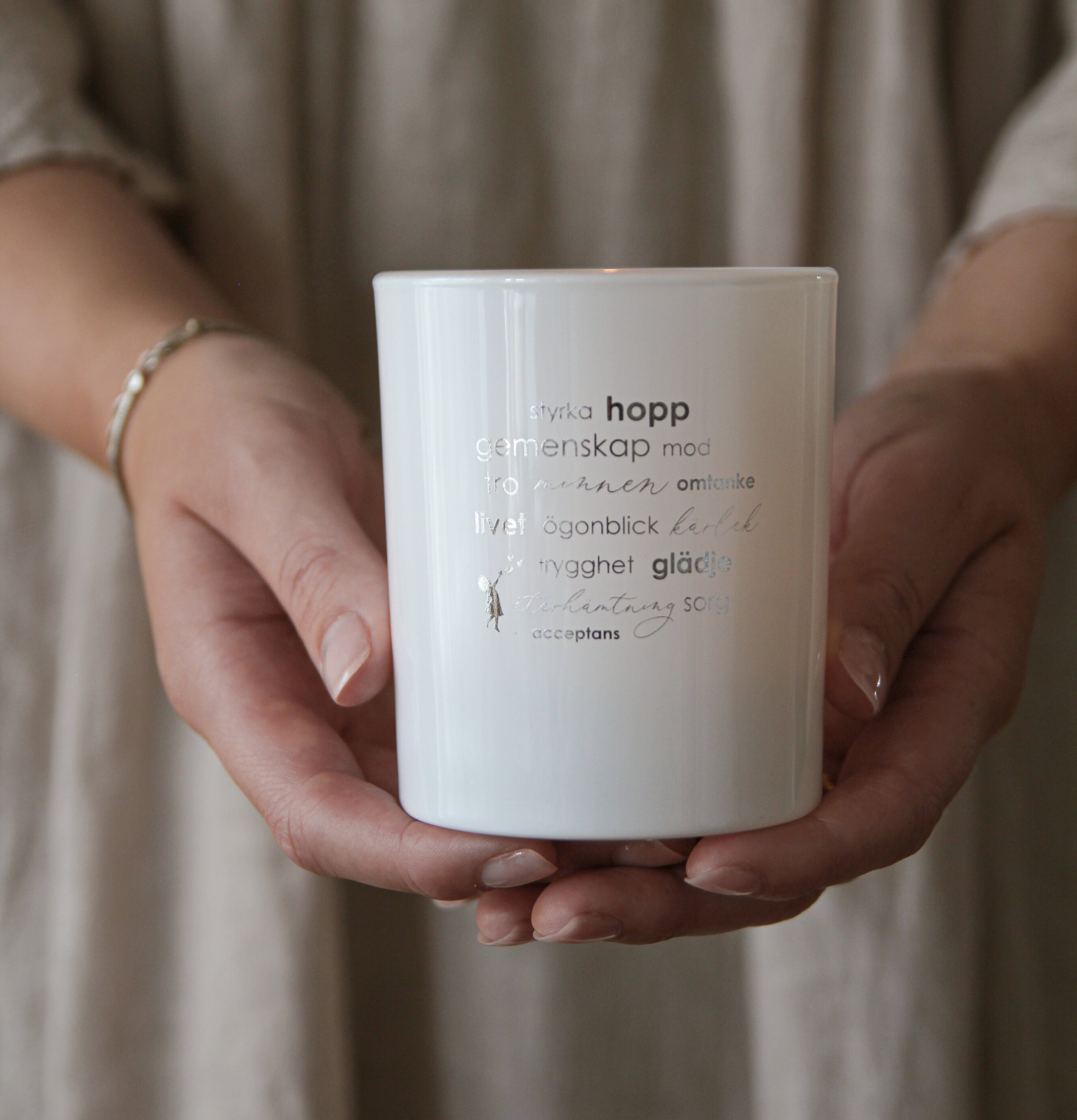 Ljuslykta - Ellas Hjältar från Majas Cottage i porslin