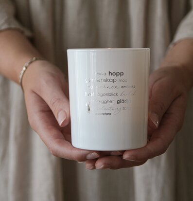 Bild av händer som håller en inspirerande ljuslykta