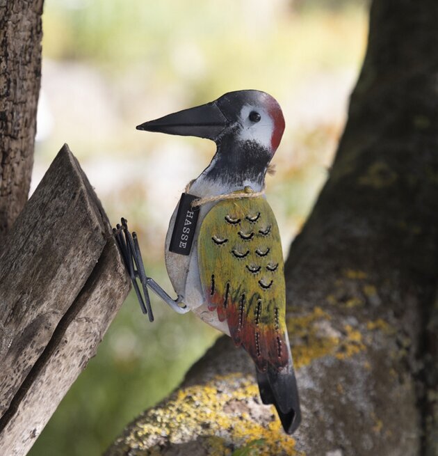 Hackspett Hasse Hamrad Plåt från Different Design på träd