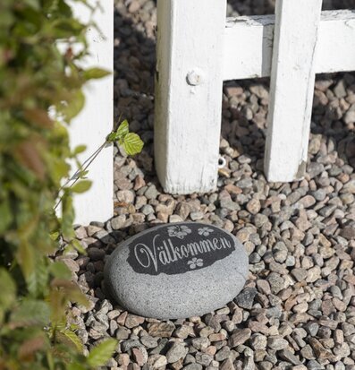 Sten - Välkommen från Different Design vid vit grind