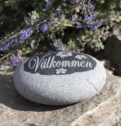 Sten - Välkommen från Different Design i en trädgårdsmiljö