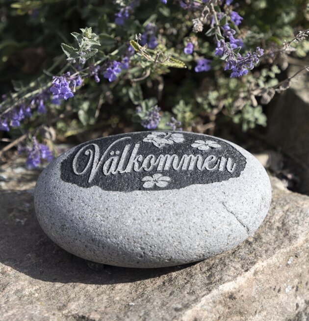 Sten - Välkommen från Different Design i en trädgårdsmiljö