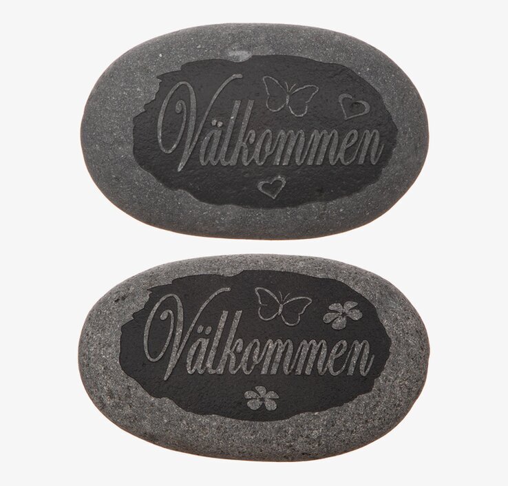 Sten - Välkommen från Different Design med ingraverad text