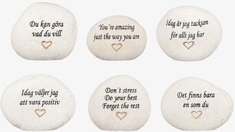 Stående Vit Sten Med Graverad Text - Svart/Guld Different Design