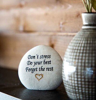 Stående Vit Sten Med Graverad Text - Svart/Guld från Different Design