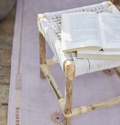 Pall Med Handflätad Sits från IB Laursen på ljuslila matta