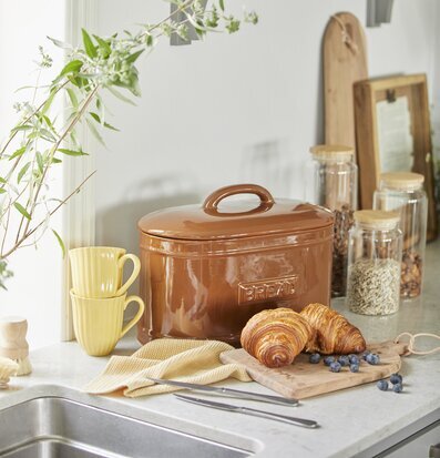 Brödbox Oval Brun från IB Laursen på en ljus arbetsbänk