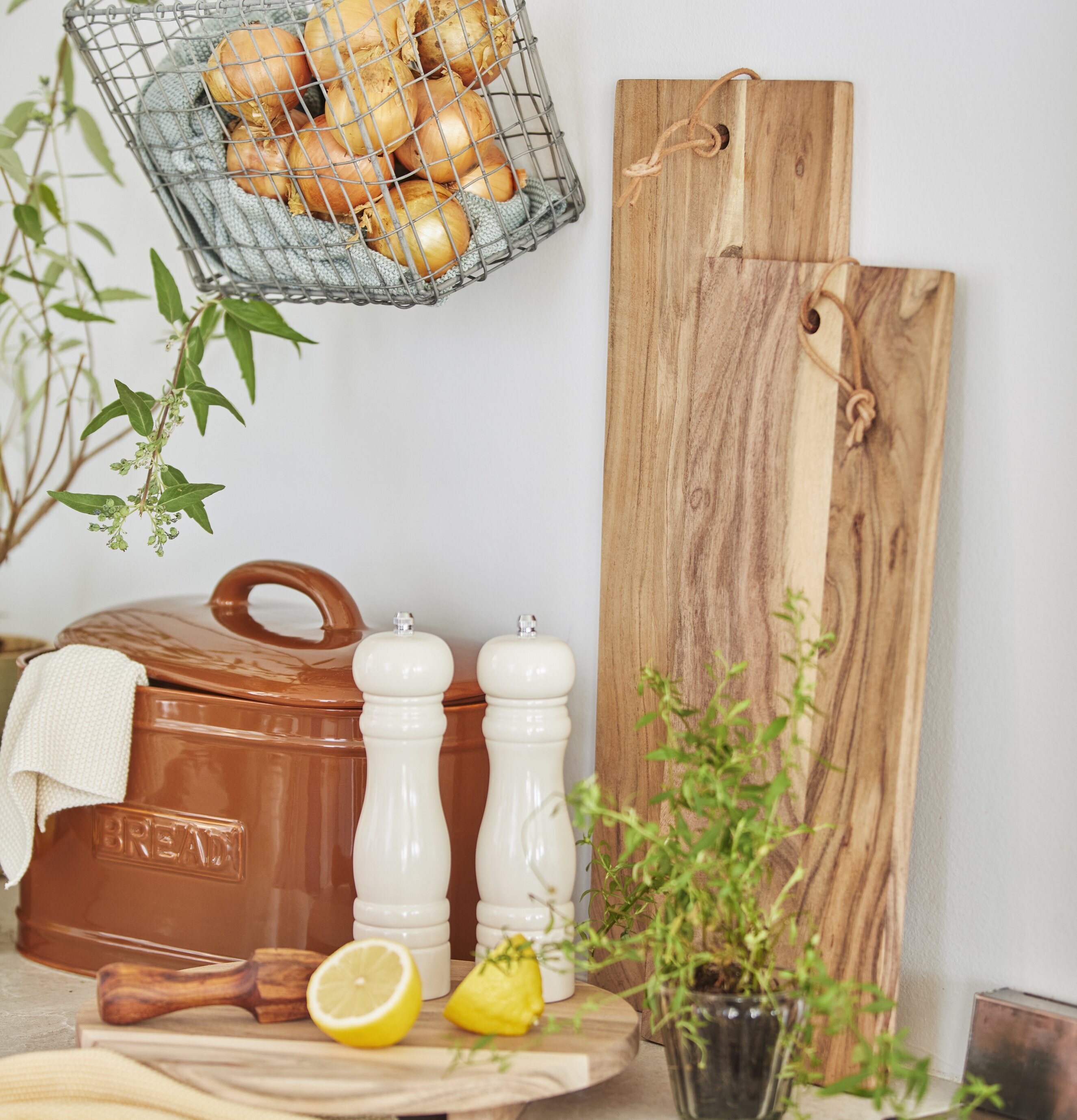 Brödbox Oval Brun från IB Laursen på en charmig köksbänk