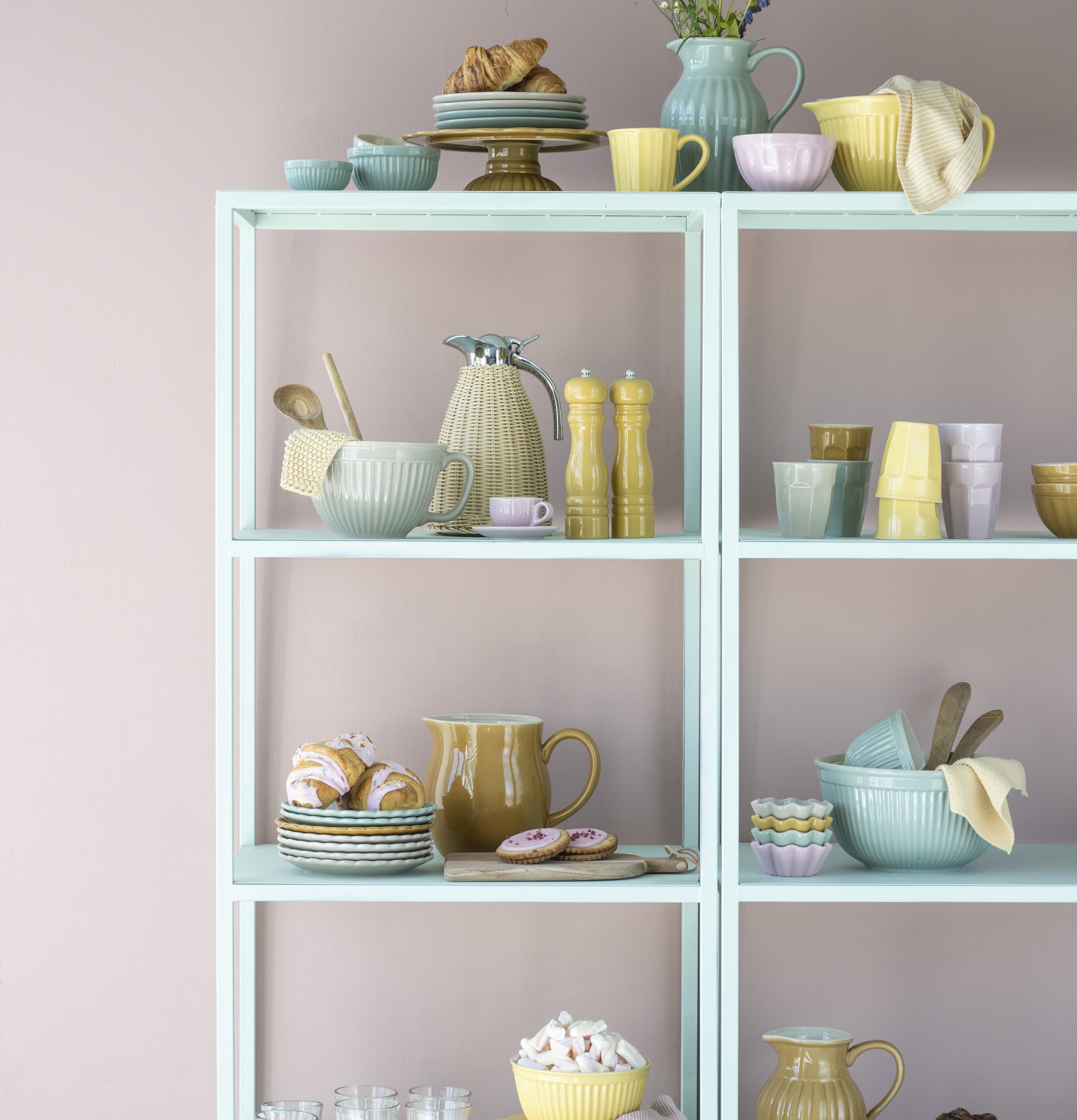 Skålset Mynte Green Tea från IB Laursen på pastellgrön hylla