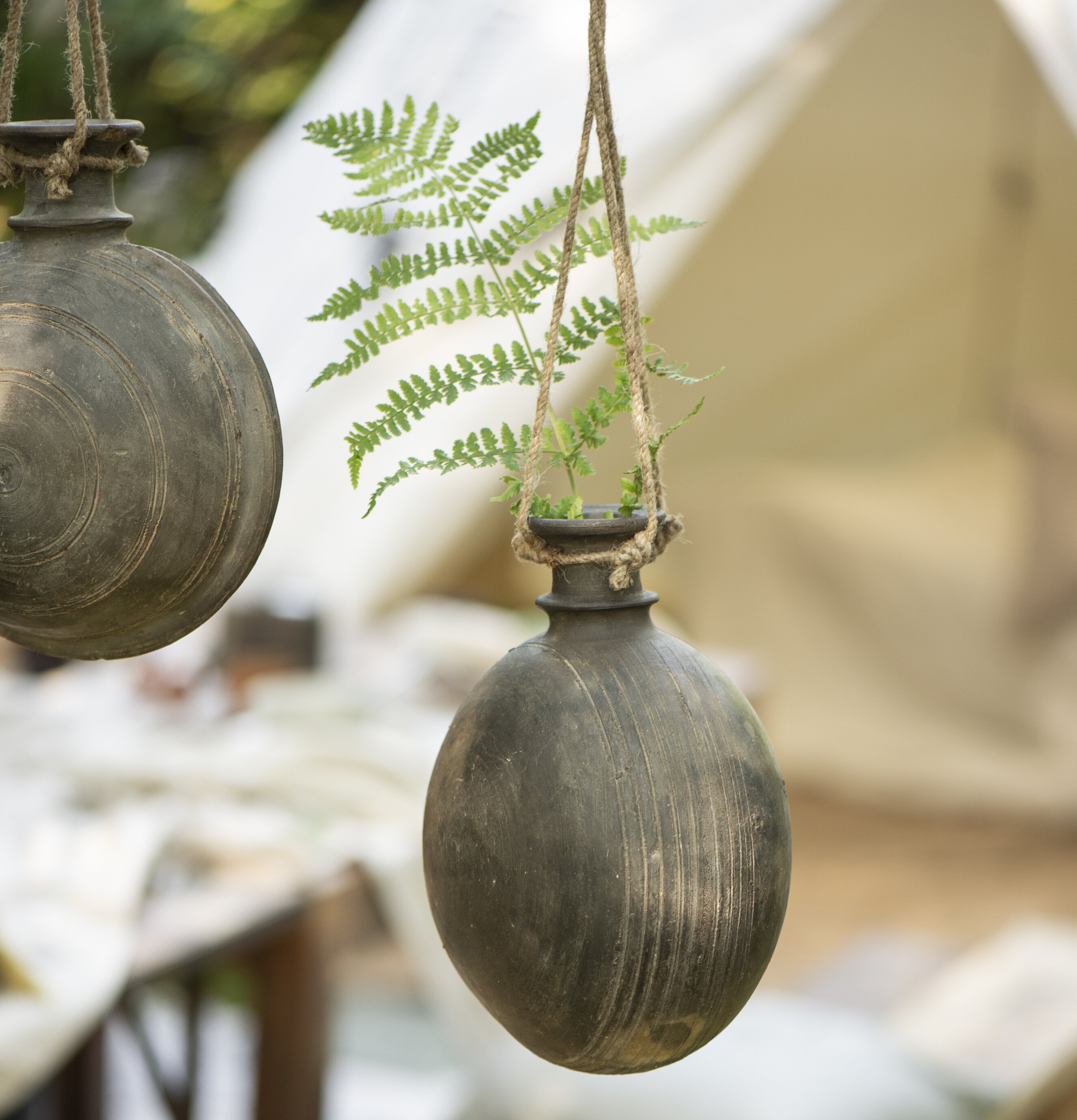 Lerflaska Med Jutesnöre Unika från IB Laursen i rustik miljö