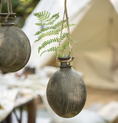 Lerflaska Med Jutesnöre Unika från IB Laursen i rustik miljö