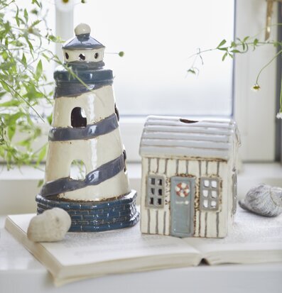 Foto av kustnära inredning med keramik och växter