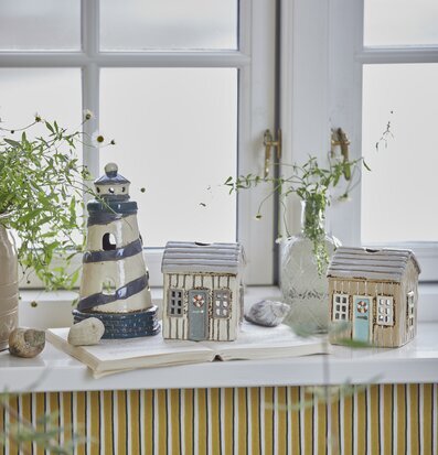 Bild av harmonisk fönsterbräda med kustinspirerade detaljer