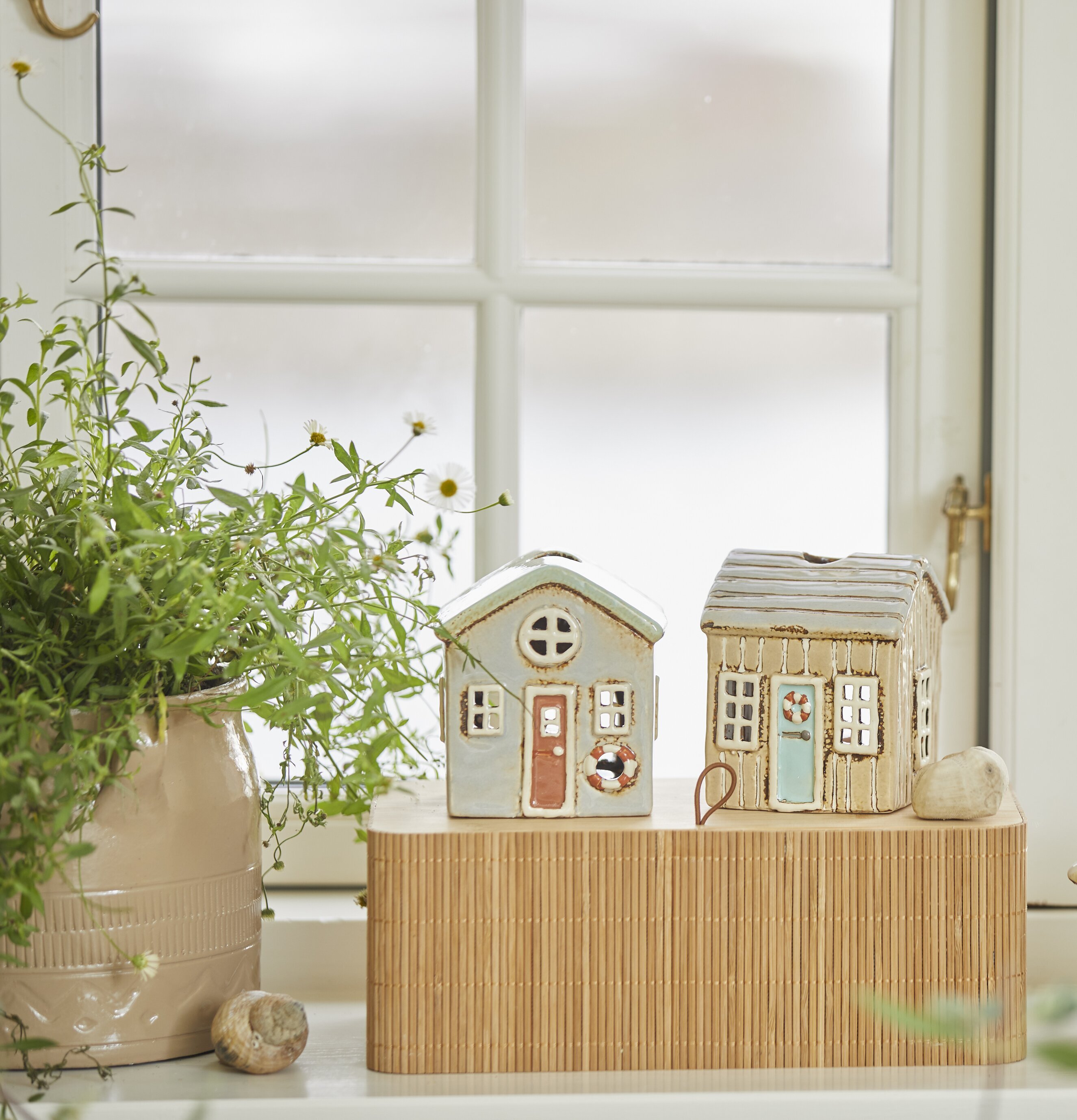 Ljuslykta Løkken Beige/Turkos från IB Laursen på träplatta