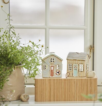 Bild av hemtrevlig inredning med ljuslyktor och växter