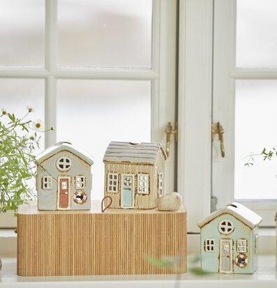 Bild av nordisk inredning med keramikhus och växter