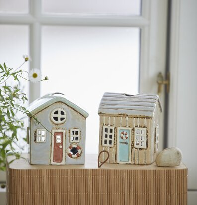 Foto av charmiga ljuslyktor och dekorativa detaljer