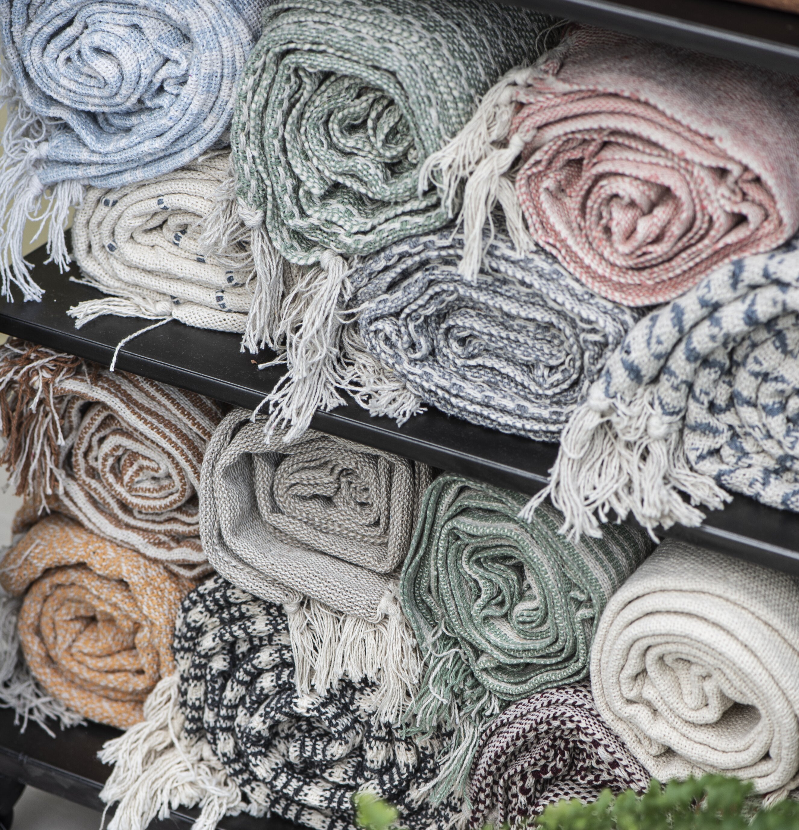 Pläd Creme/Grön från IB Laursen ihoprullad på hylla