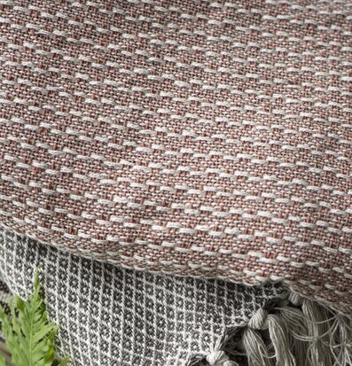 Pläd Creme/Gammelrosa från IB Laursen på träyta med växt