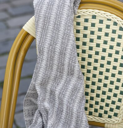 Pläd Creme/Natur från IB Laursen draperad över en stol