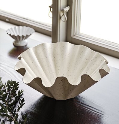 Skål Edith Kräm/Svart Prick från Strömshaga på trämöbel