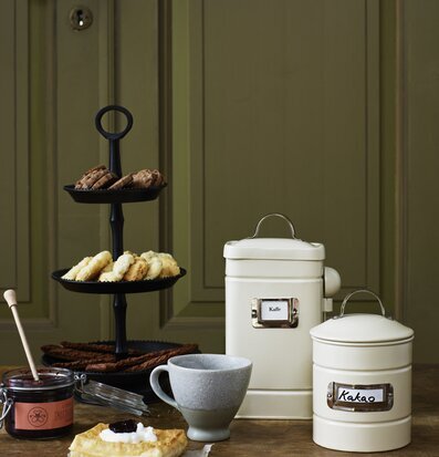 Trevåningsfat Svart från Strömshaga på rustikt träbord