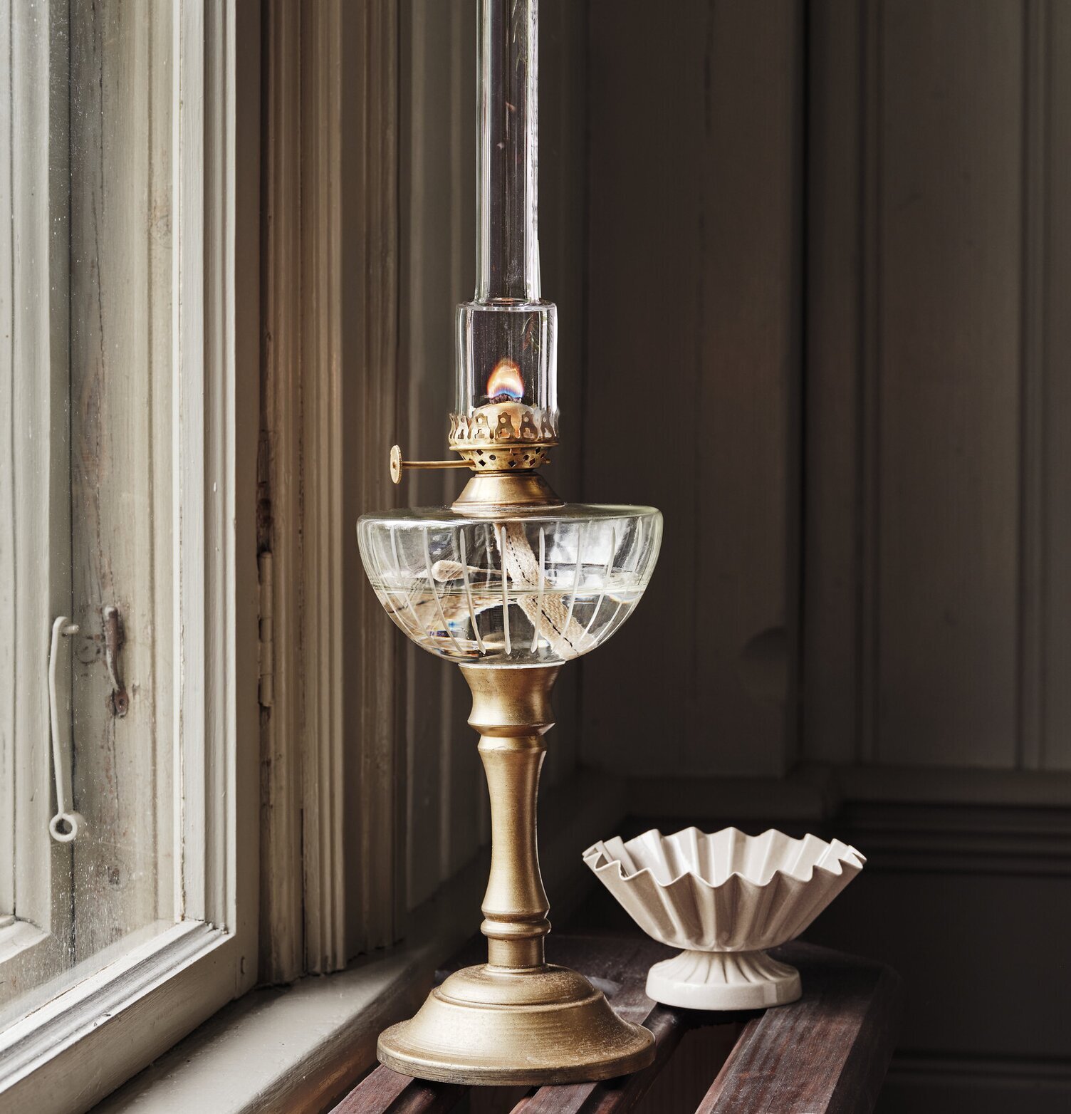 Fotogenlampa Antik Mässing från Strömshaga på träbänk