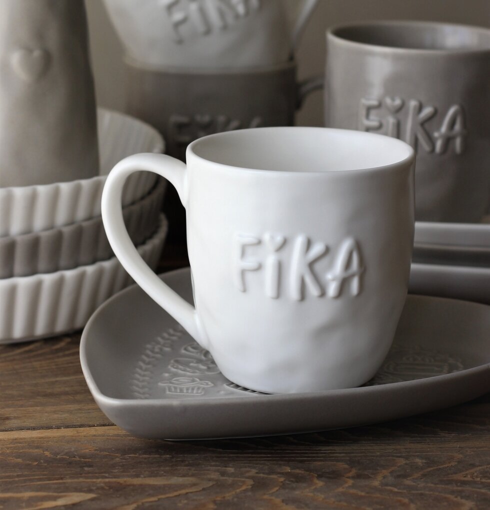 Mugg Kärlek & Fika Vit från Majas Cottage på träbord