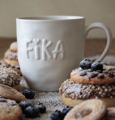 Mugg Kärlek & Fika Vit från Majas Cottage med fika-godis