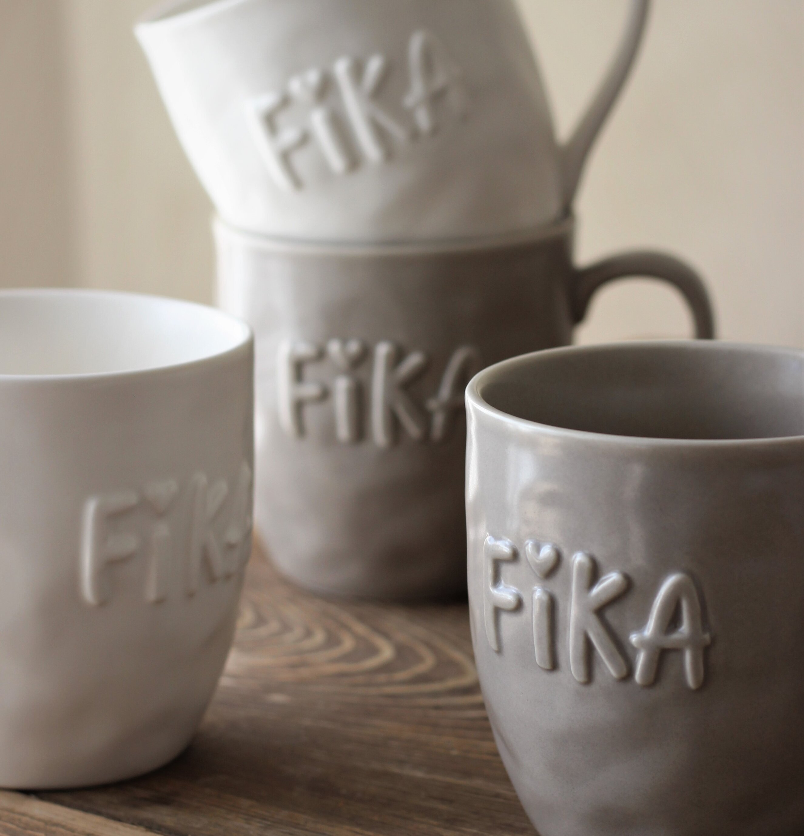 Mugg Kärlek & Fika Taupe från Majas Cottage i två färger