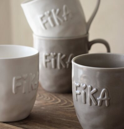 Mugg Kärlek & Fika Taupe från Majas Cottage i två färger