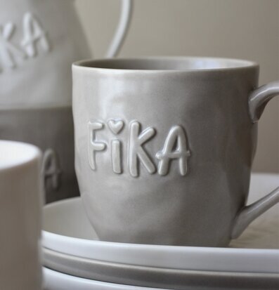 Mugg Kärlek & Fika Taupe från Majas Cottage i taupe-färg