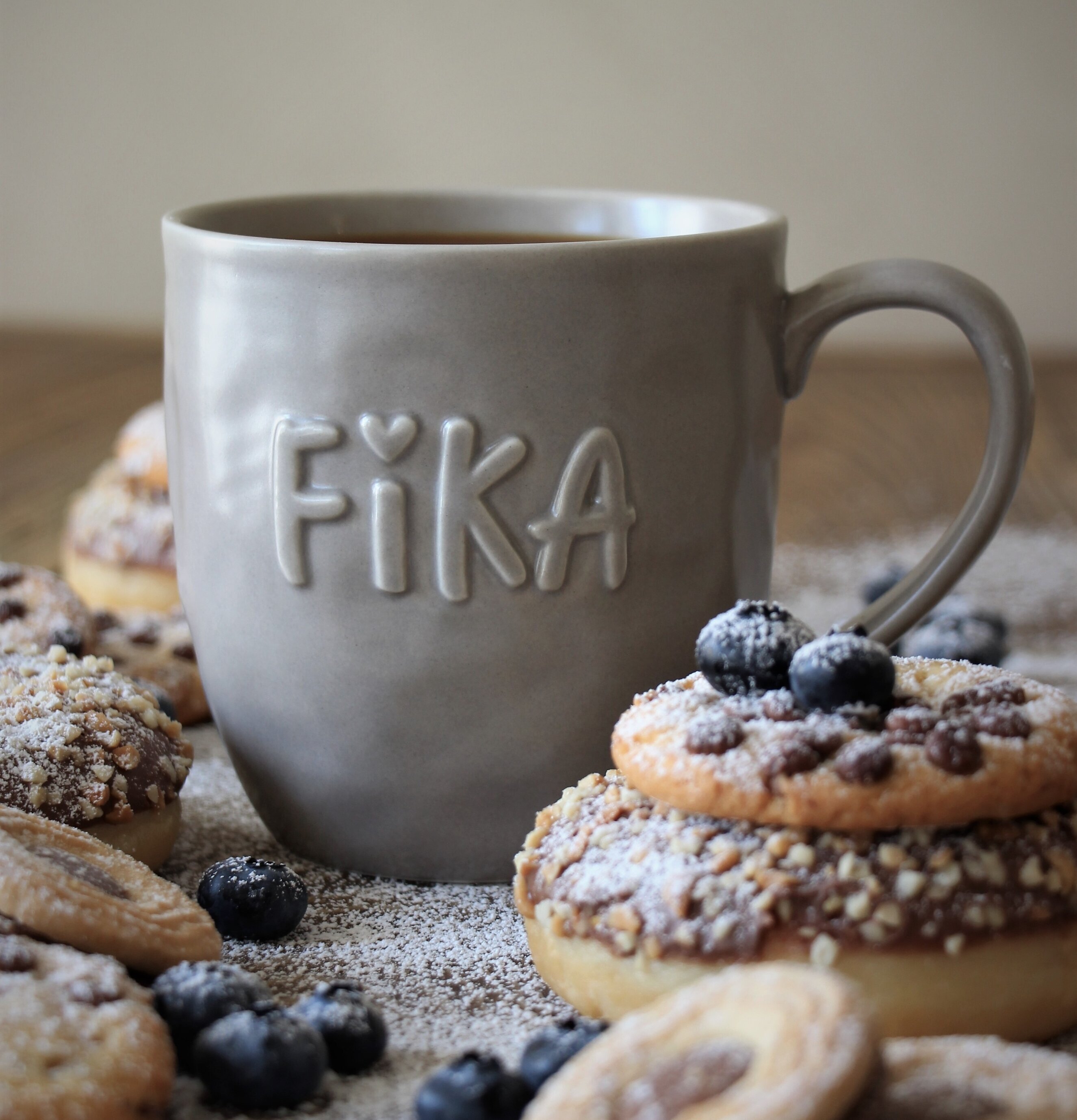 Mugg Kärlek & Fika Taupe från Majas Cottage med fika