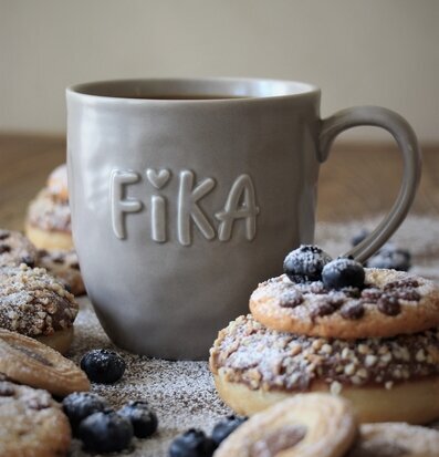 Mugg Kärlek & Fika Taupe från Majas Cottage med fika