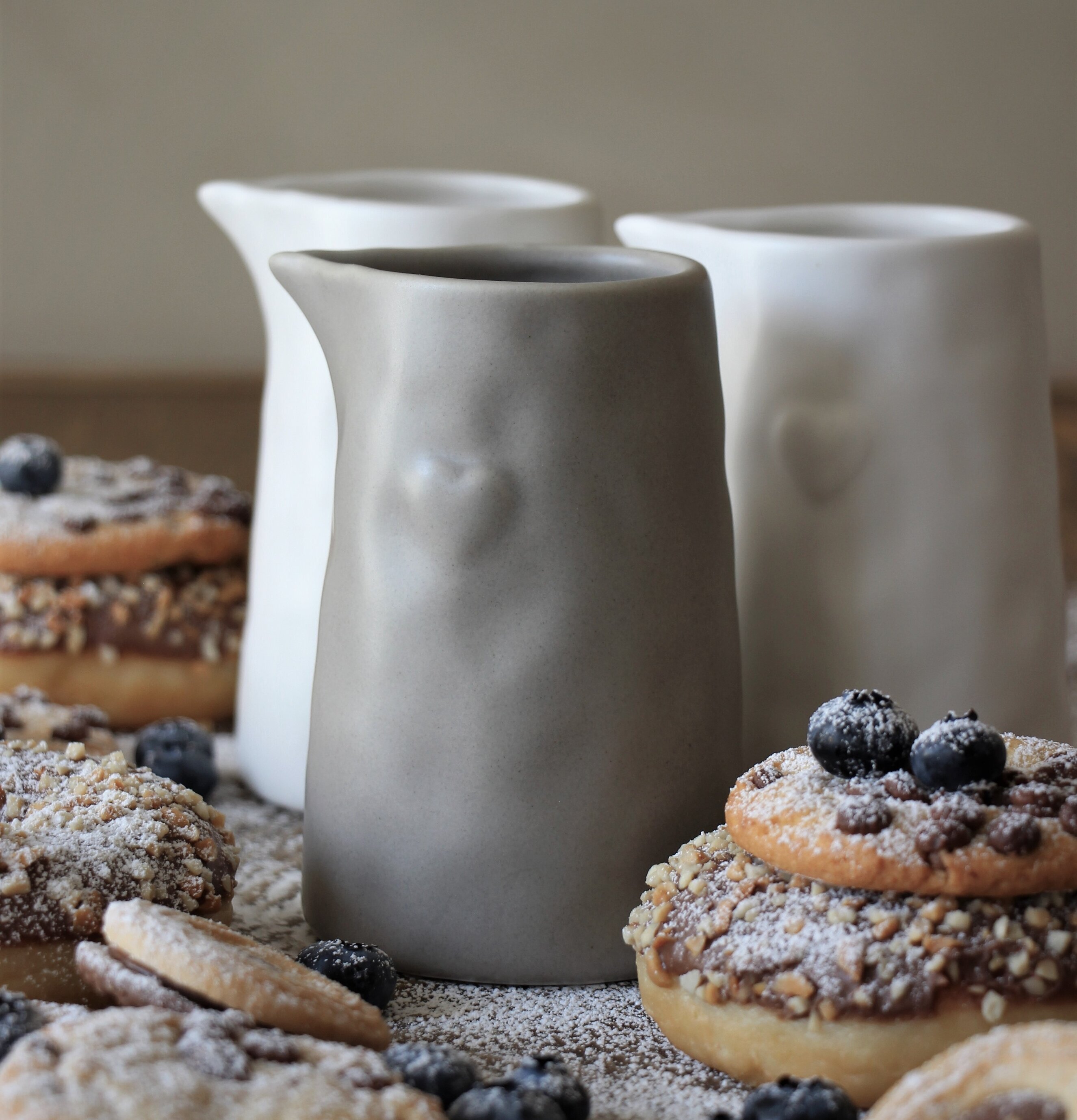 Kanna Kärlek & Fika Taupe från Majas Cottage med bakverk