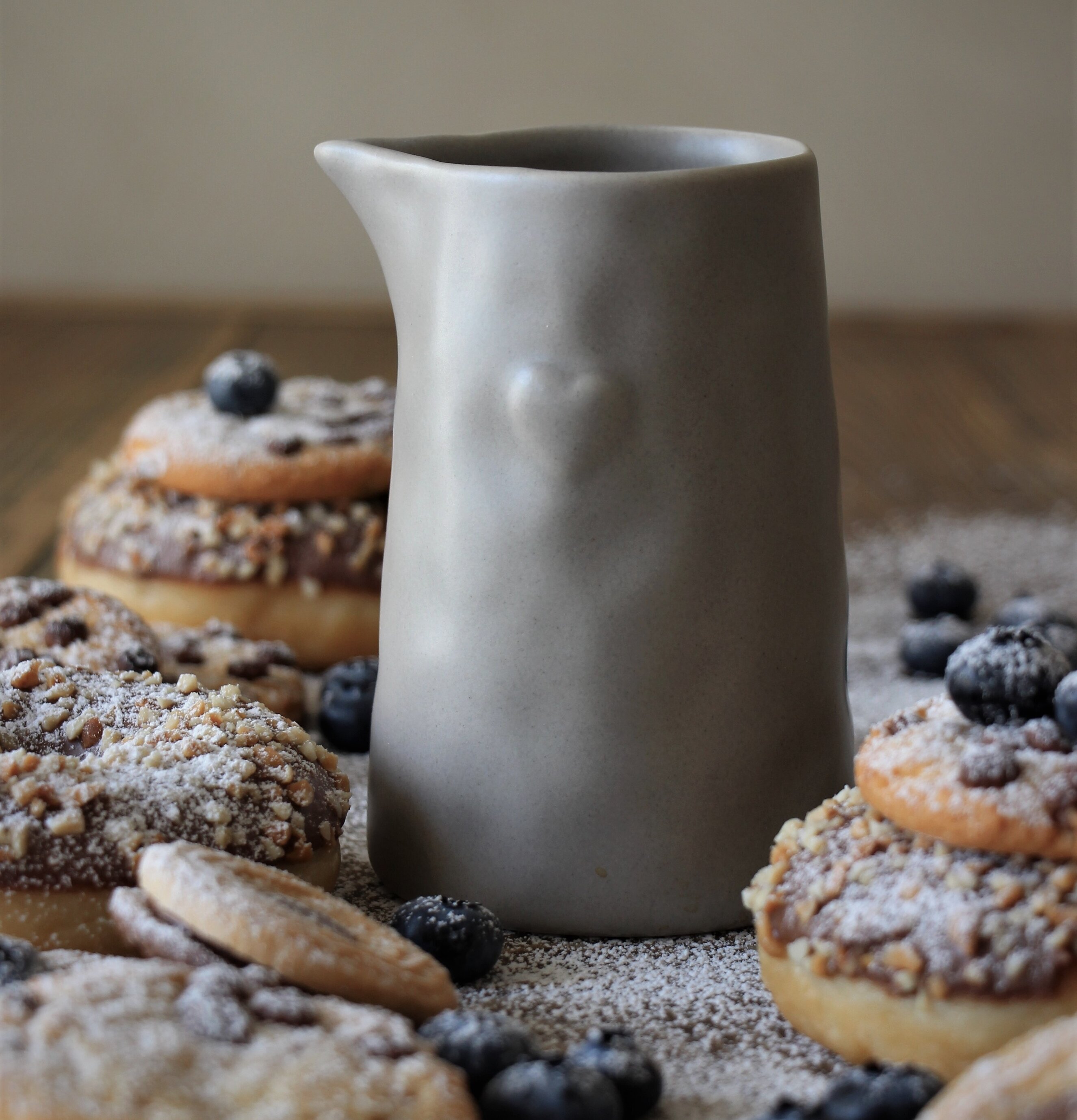 Kanna Kärlek & Fika Taupe från Majas Cottage på träbord