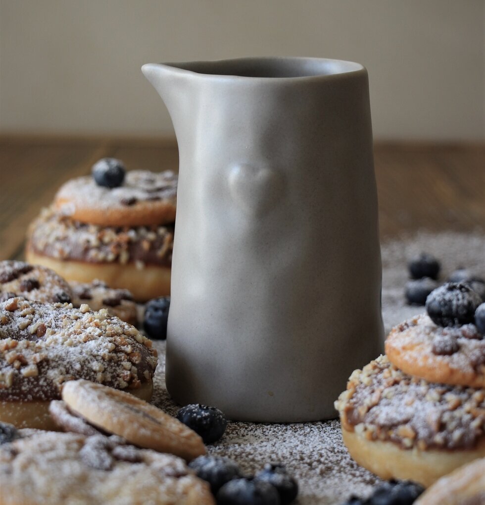 Kanna Kärlek & Fika Taupe från Majas Cottage på träbord