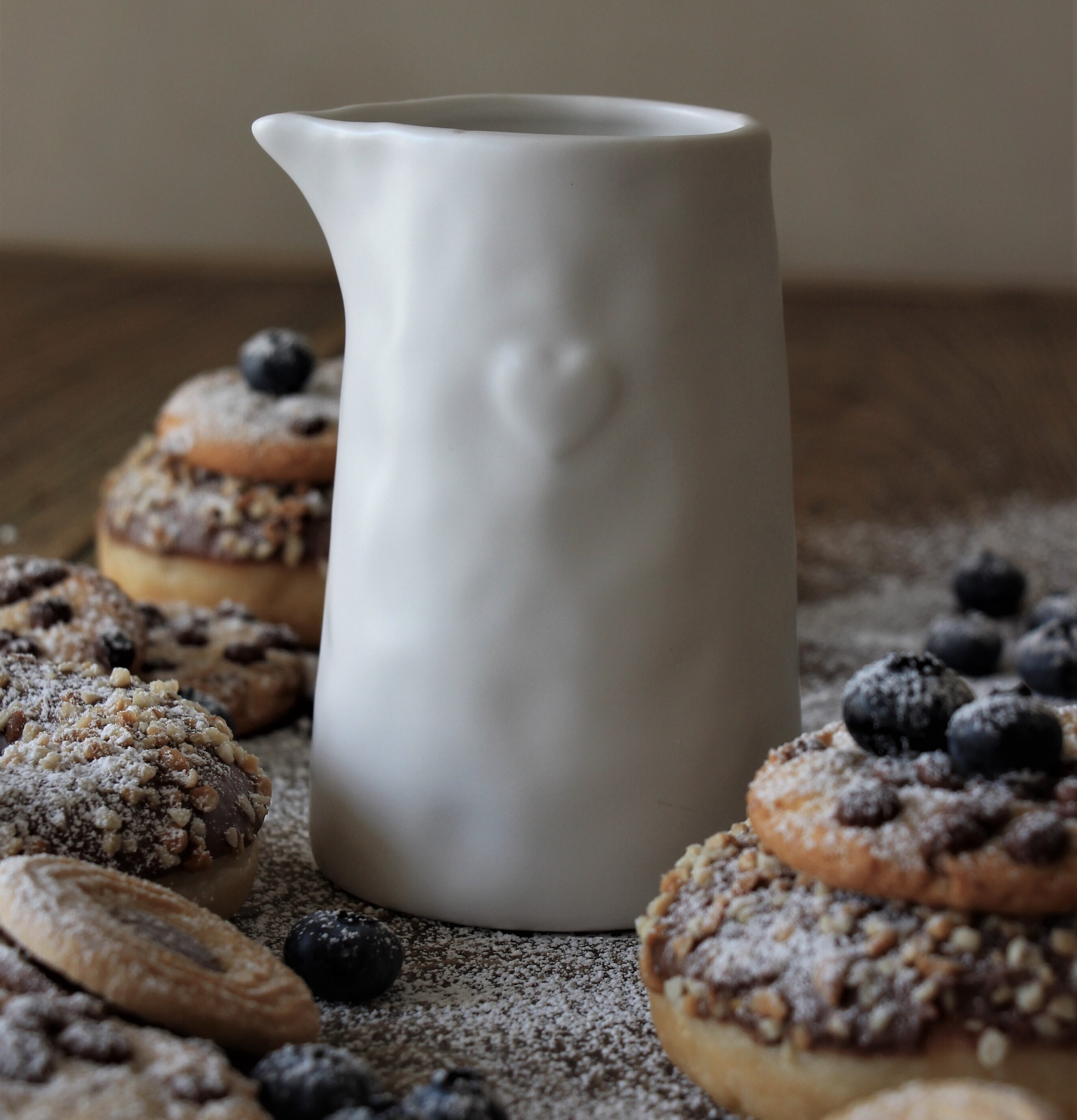 Kanna Kärlek & Fika Vit från Majas Cottage med bakverk