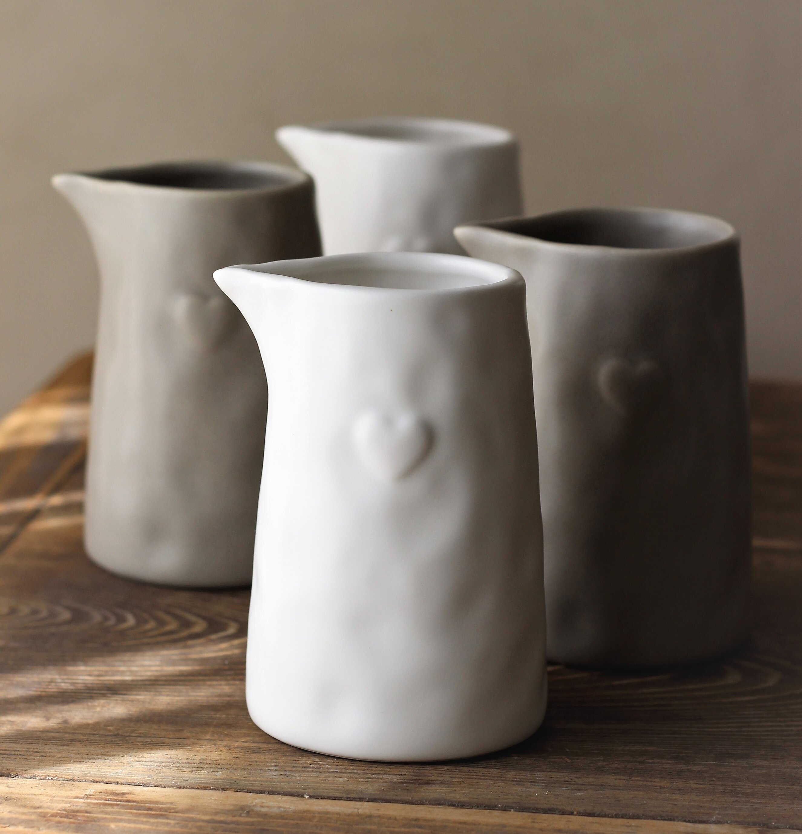 Kanna Kärlek & Fika Vit från Majas Cottage på rustikt träbord