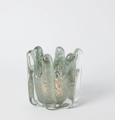 Bild av stilren ljuskopp i mossgrönt glas