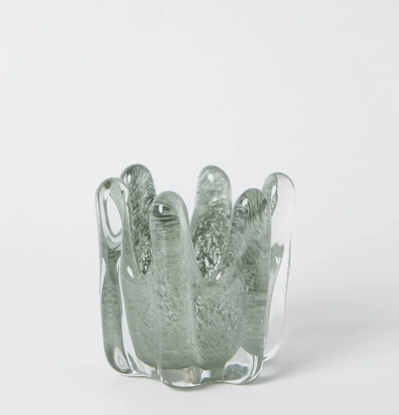 Foto av vacker ljuskopp i mossgrönt glas med detaljer