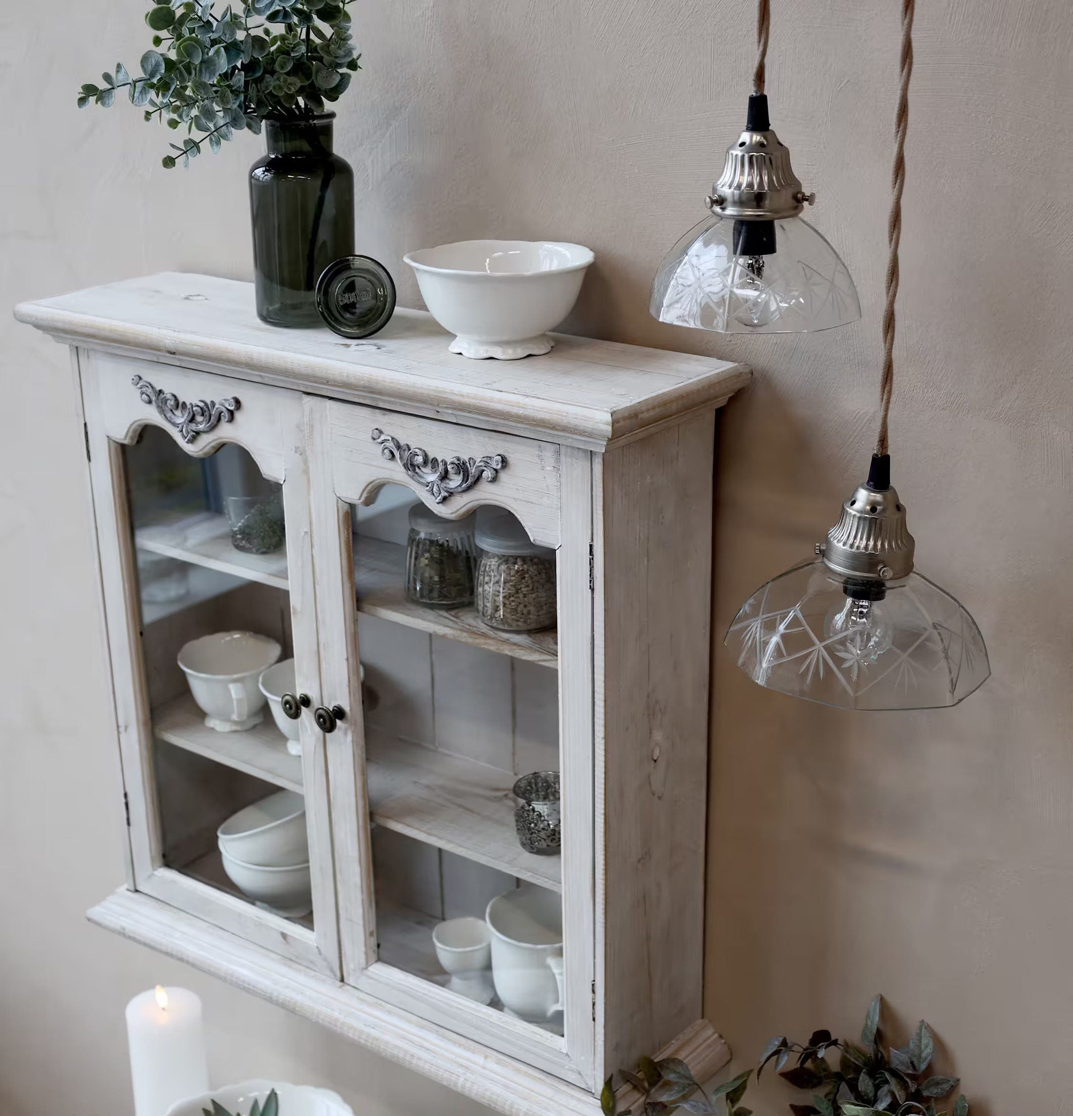 Lampa Med Handslipat Glas från Chic Antique i rustik miljö