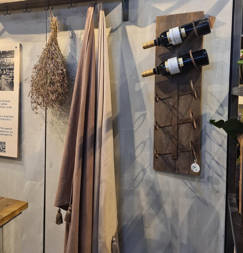 Vinställ Vägg Vino från Miljögården med rustik träfinish