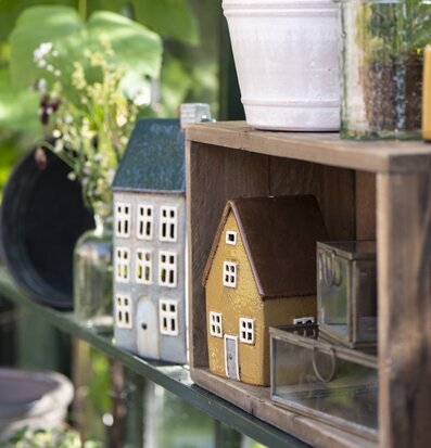 Bild av harmoniskt inrett trädgårdshörn med detaljer