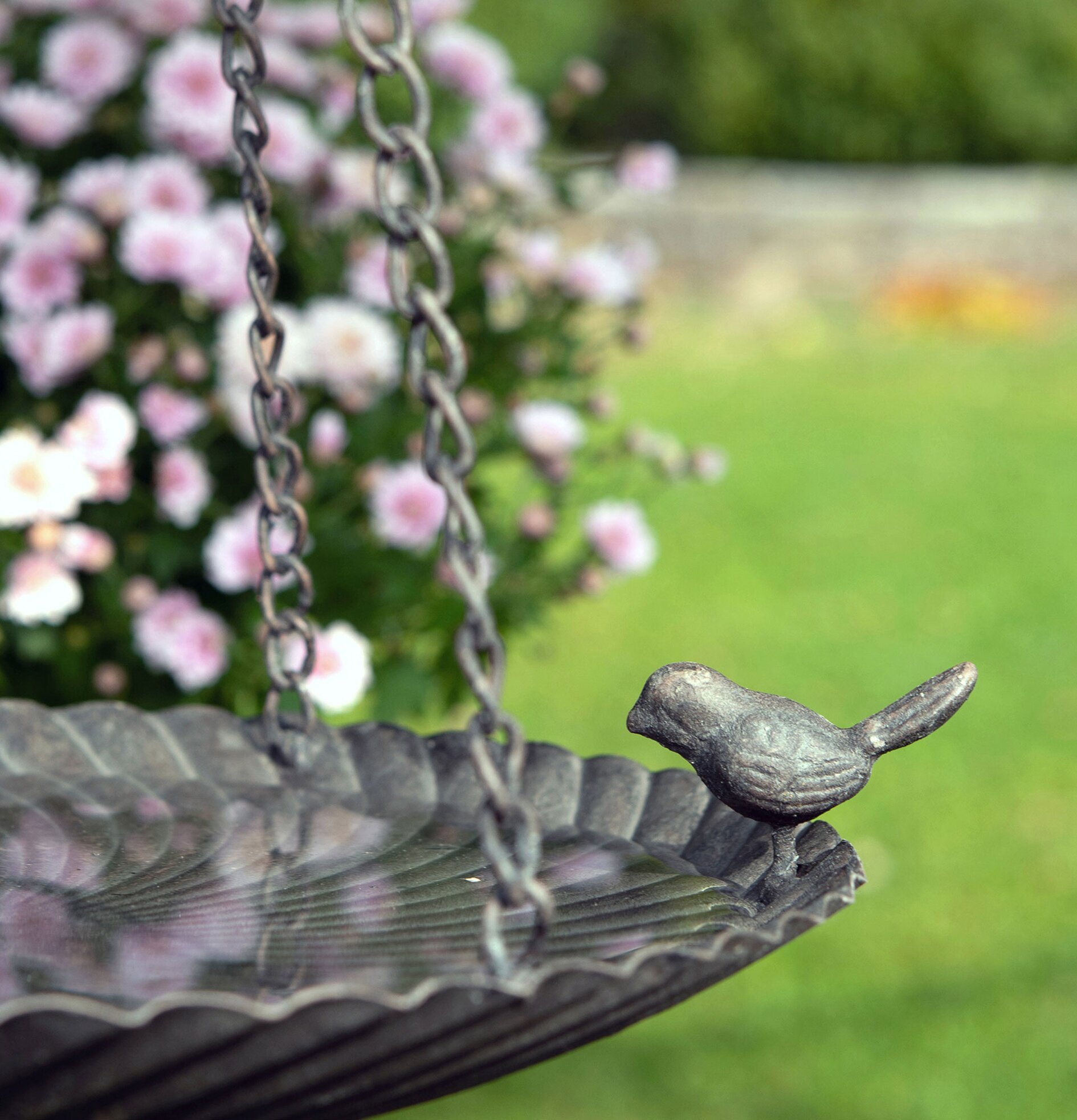 Fågelbad Sparv Metall från A Lot Decoration i grön trädgård