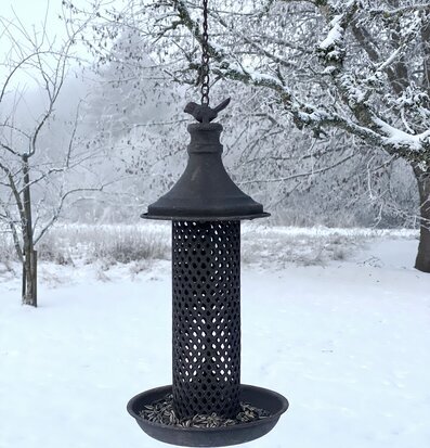 Fågelmatare Svala Metall från A Lot Decoration i snöig trädgård