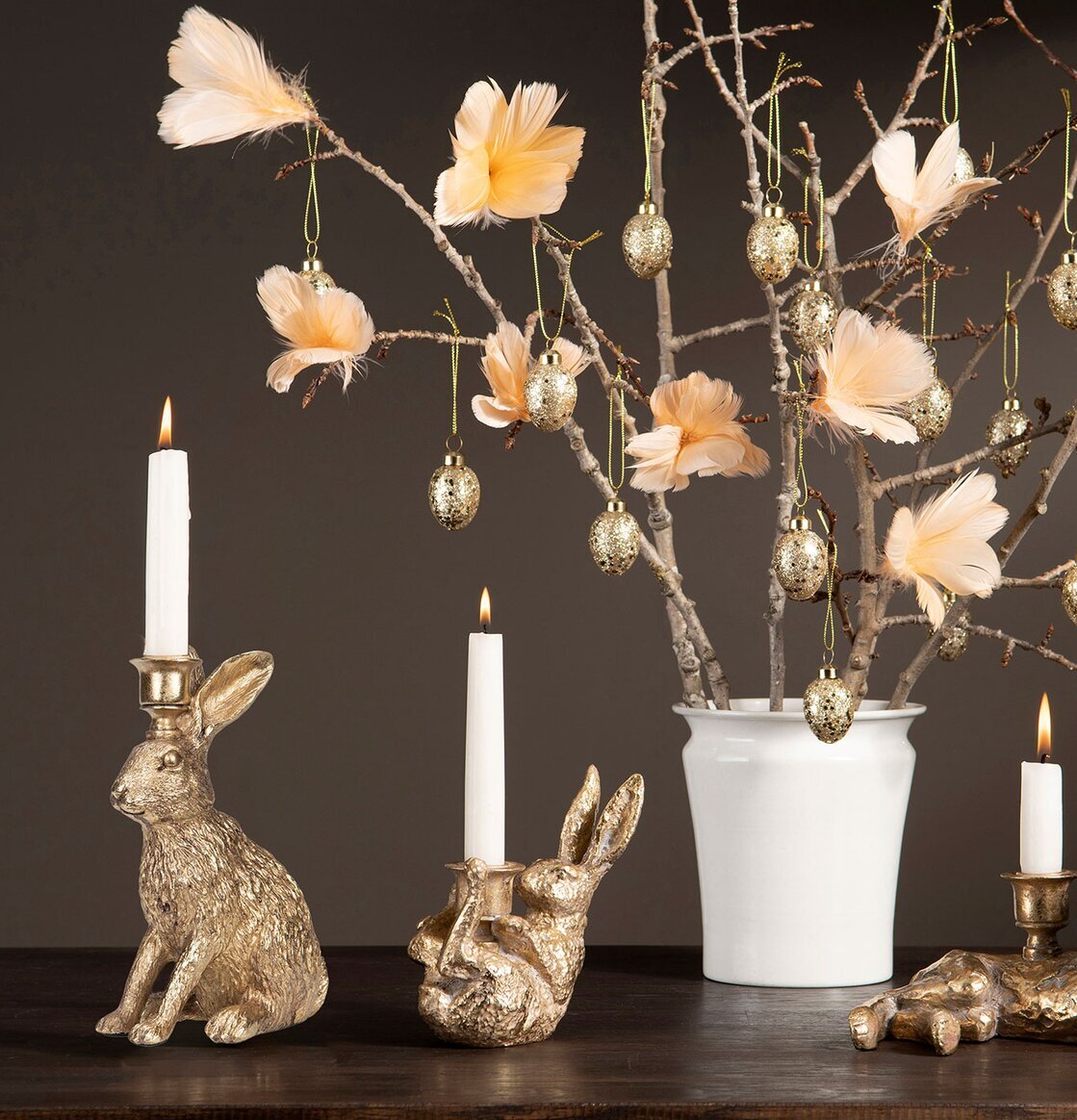 Ljusstake Hare från A Lot Decoration på mörk träyta